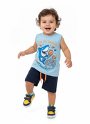 Conjunto Regata Estampado Infantil Menino Tubarão Hora do Rango Azul Claro com Bermuda Marinho